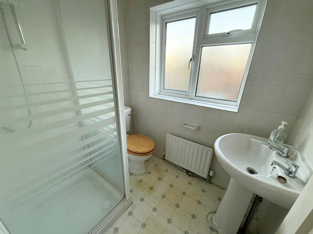 Lot: 171 - THREE-BEDROOM END-TERRACE HOUSE FOR IMPROVEMENT - Shower room with W.C.